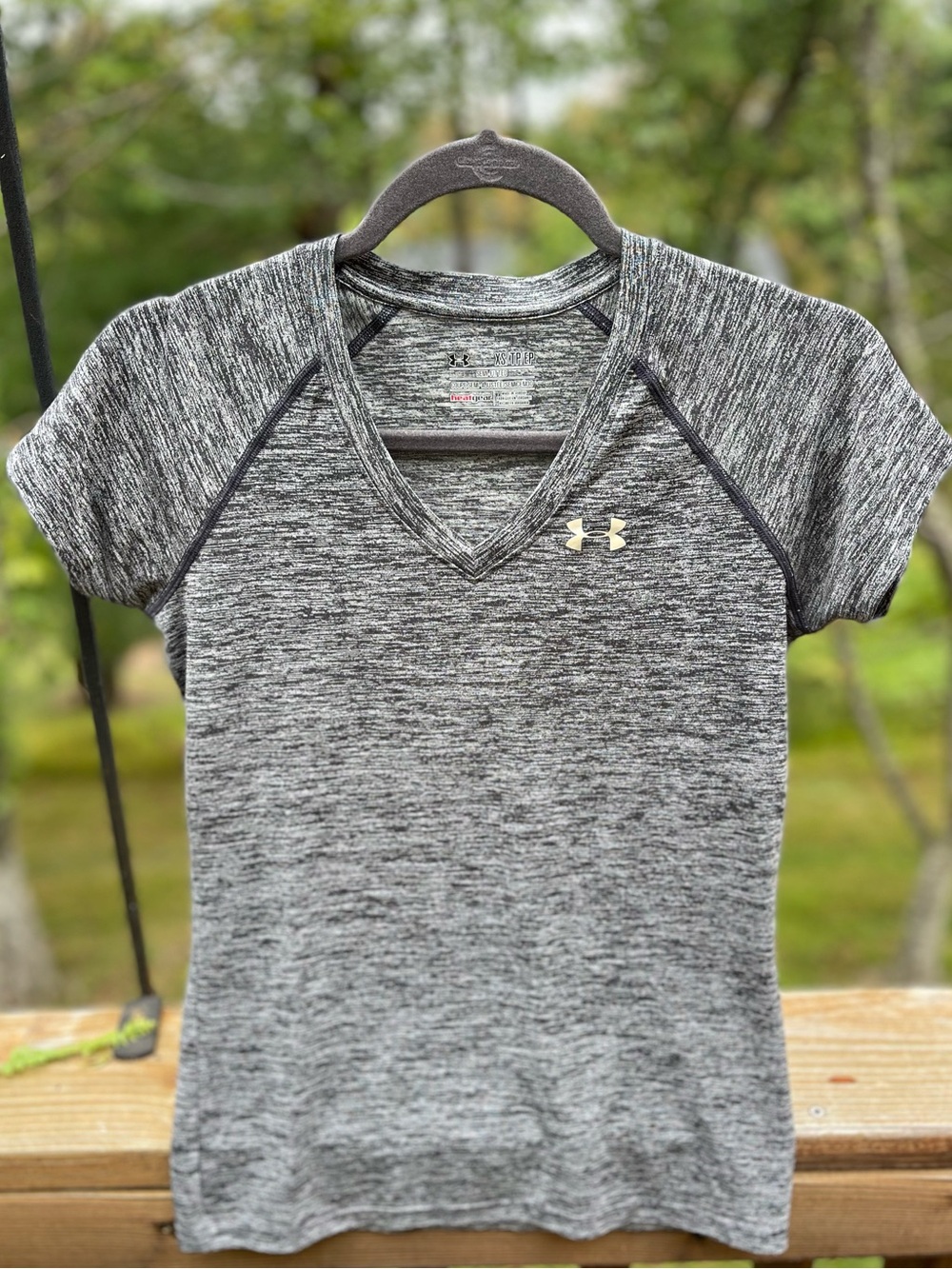 Under Armour Womens Semi Fitted V-Neck Shirt